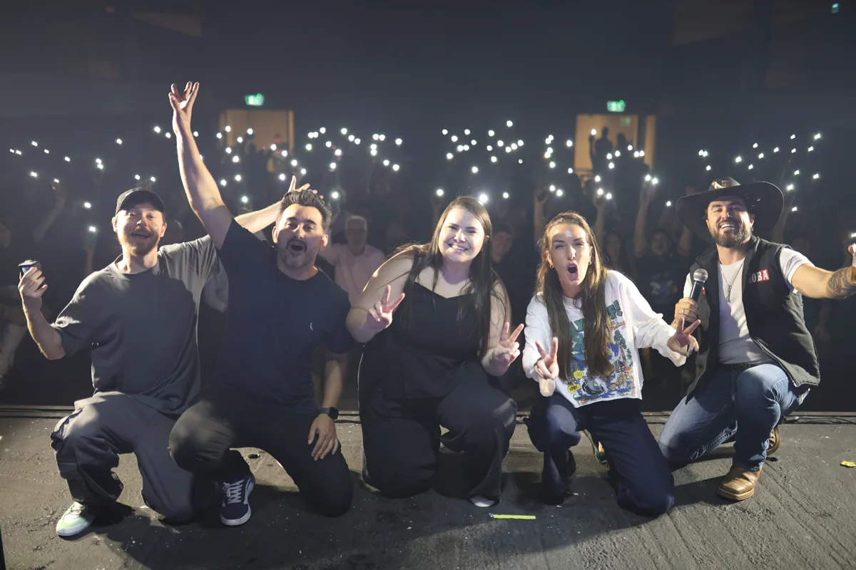 Comediantes do festival Rindo Por Dentro com a plateia acendendo as lanternas do celular
